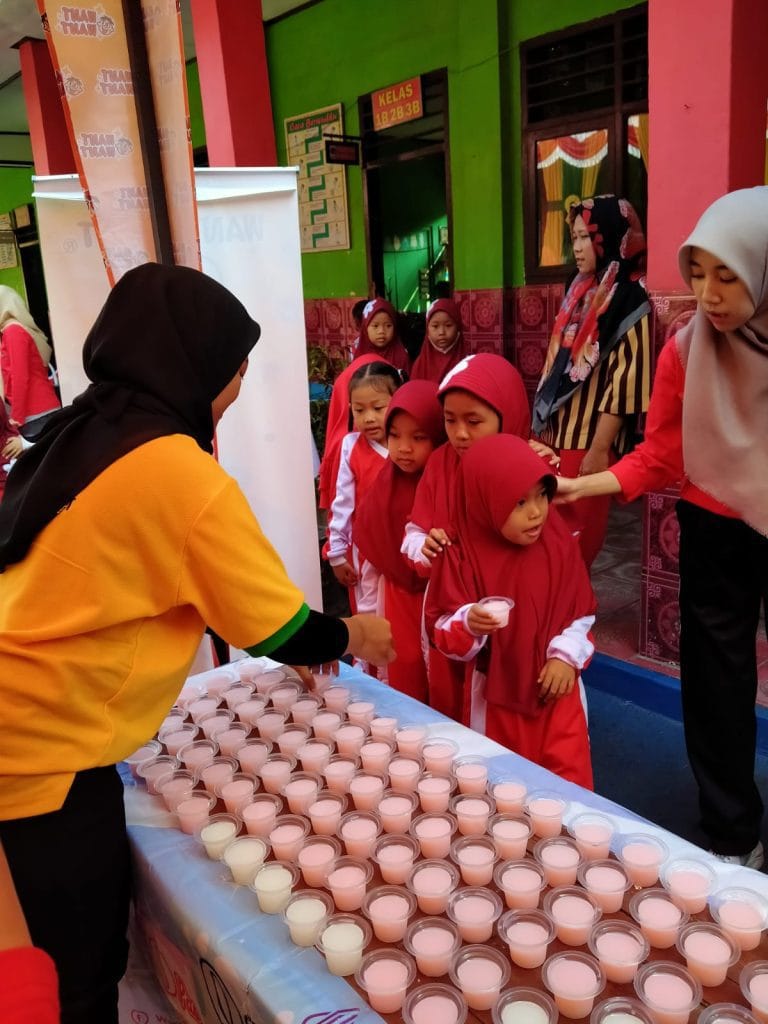 SPG membantu school activation Want Want di berbagai kota
