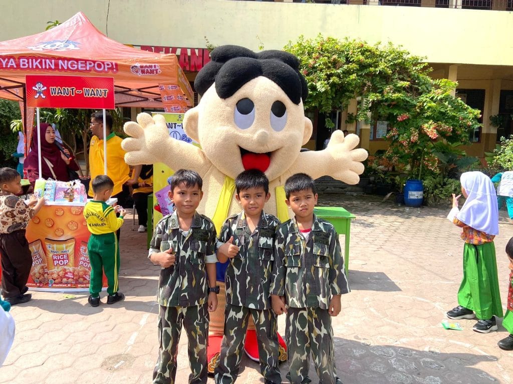 SPG dan SPB menjalankan aktivasi produk di sekolah dasar