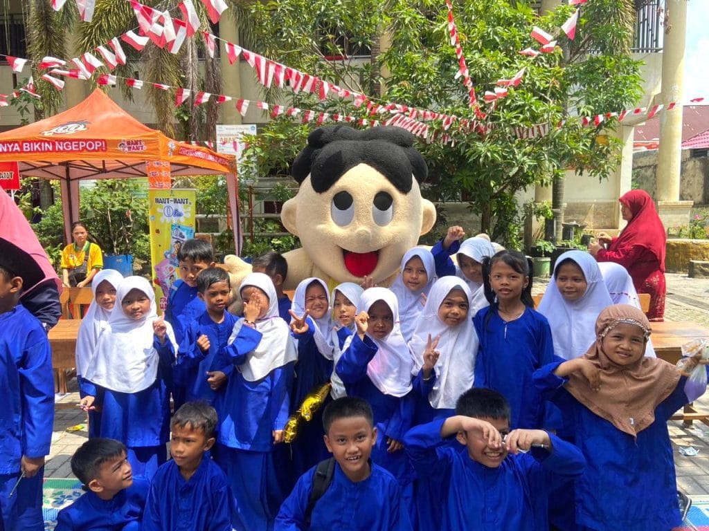 SPG membantu event activation Want Want di sekolah dasar nasional