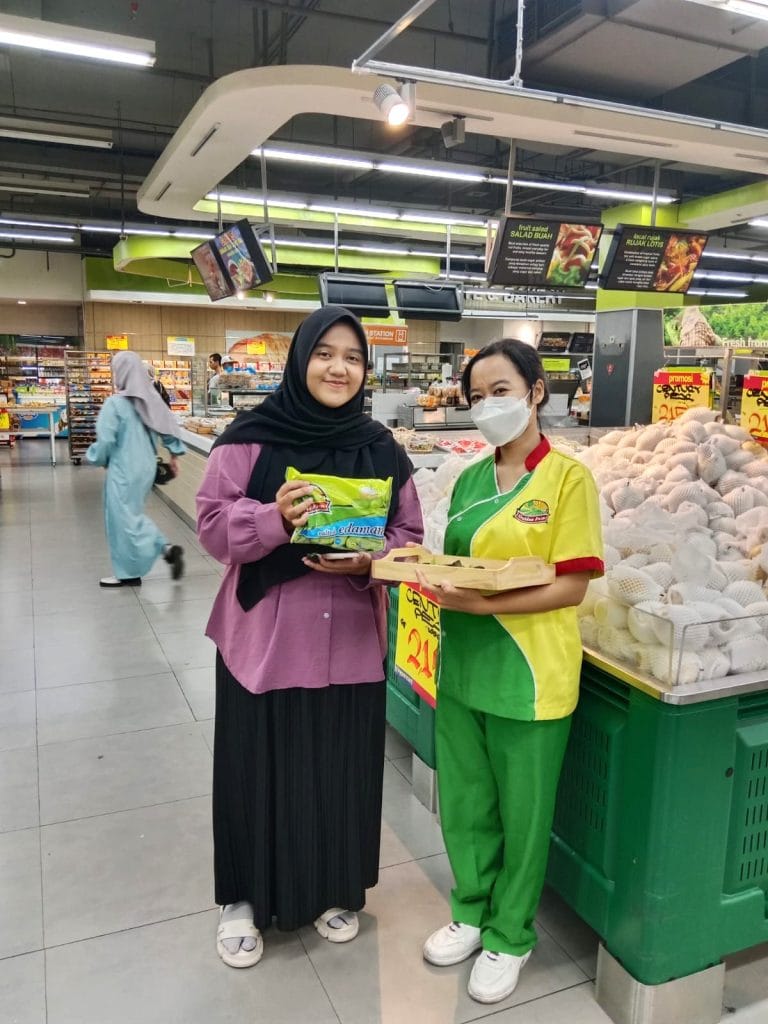 Push selling Golden Farm oleh SPG Pradipta di supermarket Indonesia
