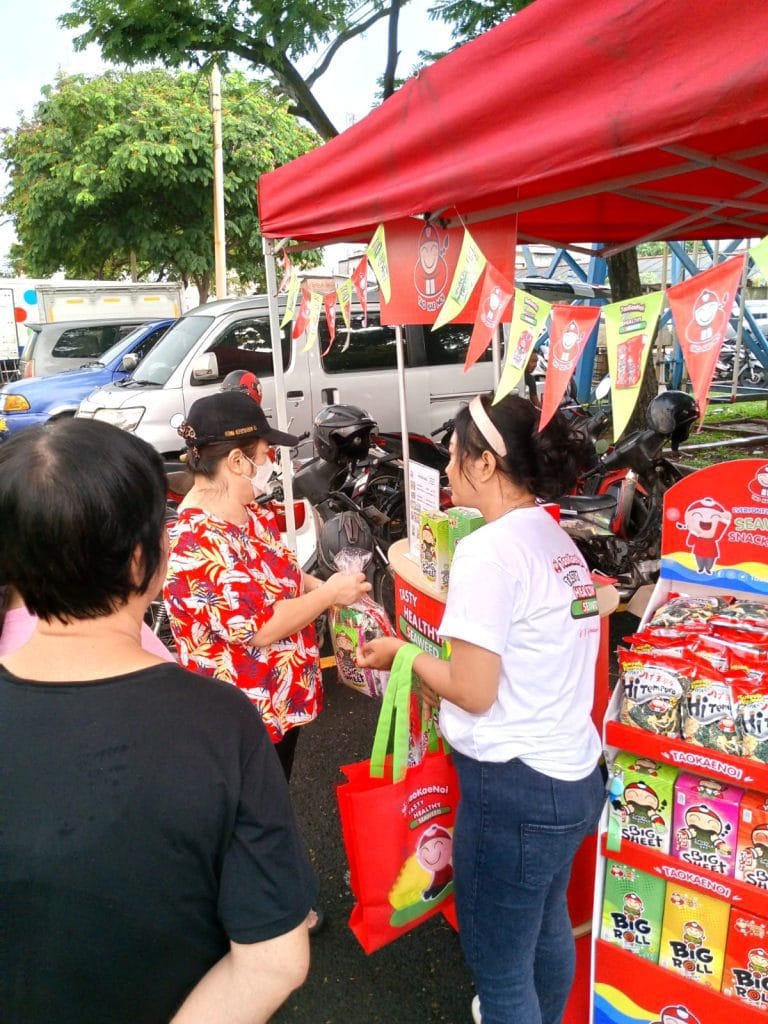 Brand activation Taokaenoi di pasar tradisional dengan support SPG