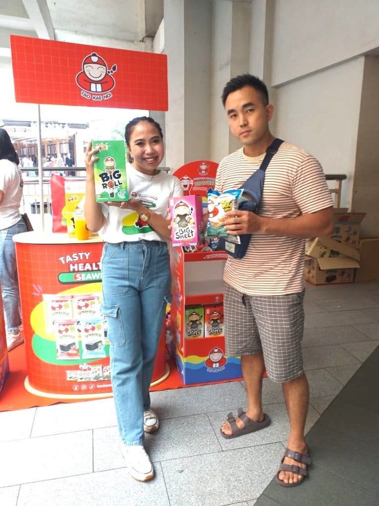 Push selling Taokaenoi di jam ramai pasar tradisional Jabodetabek