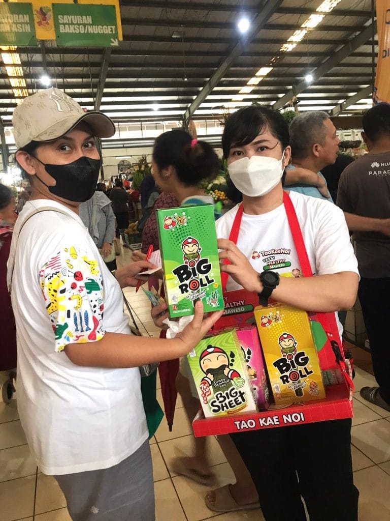 SPG push selling Taokaenoi kepada konsumen di area pasar indoor