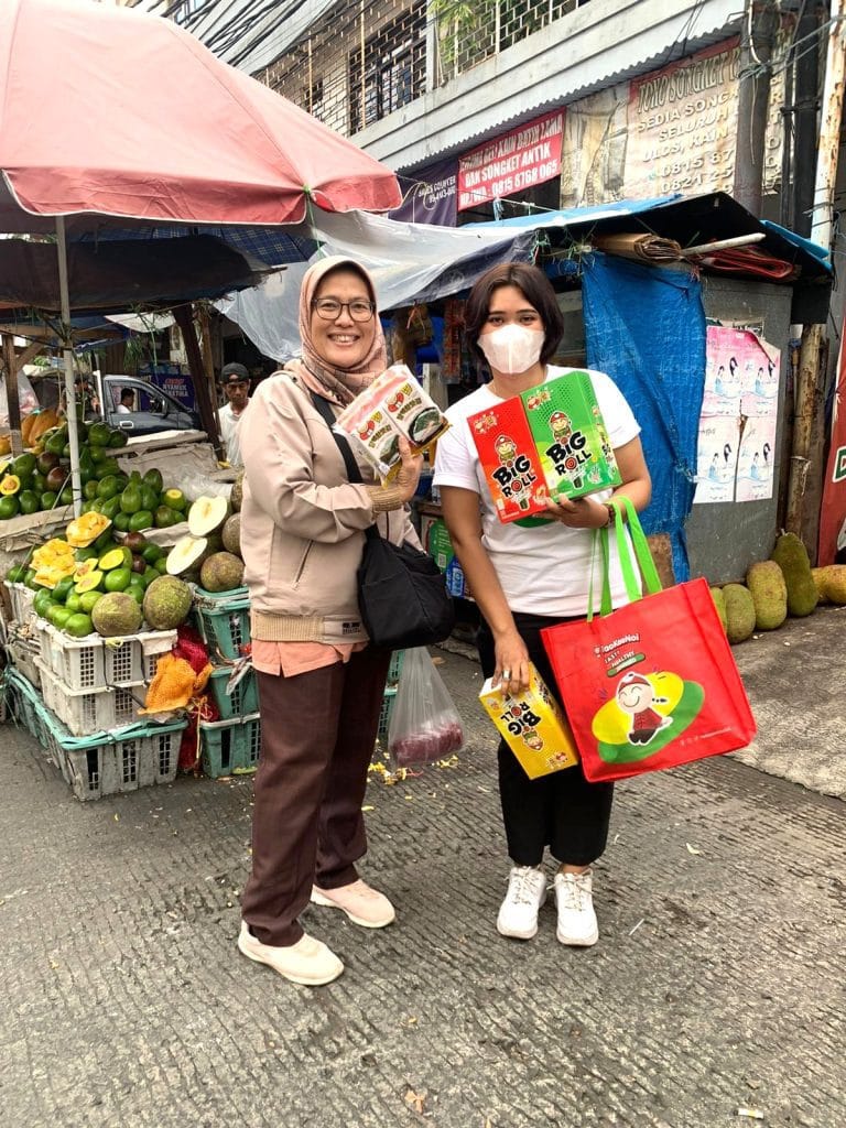 SPG melakukan selling produk Taokaenoi kepada pengunjung pasar