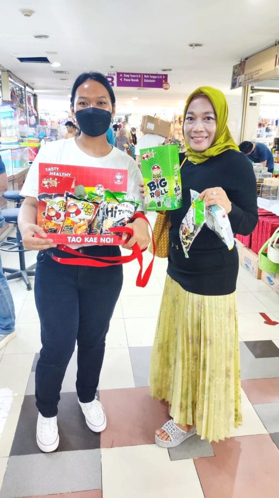 SPG membantu event activation Taokaenoi di area pasar indoor