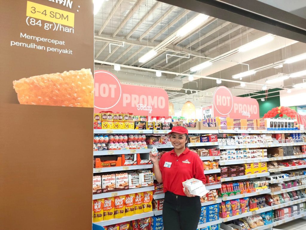 SPG Kinder Creamy membagikan sampel produk di toko modern trade