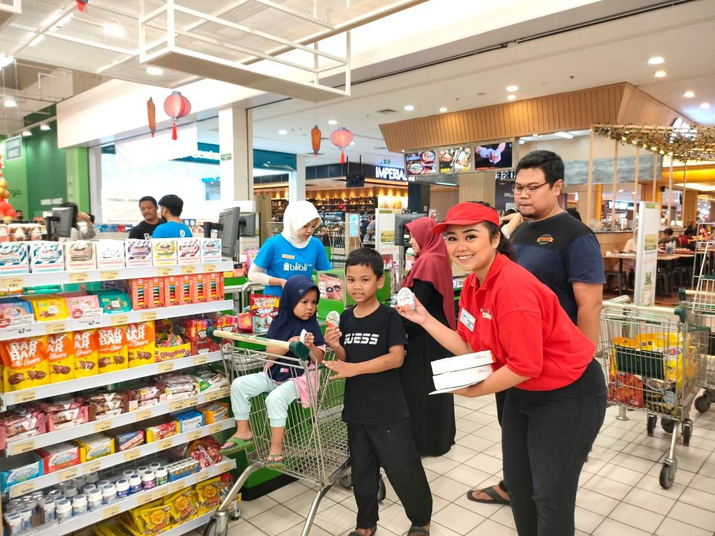 Customer mencoba sampel Kinder Creamy di area supermarket