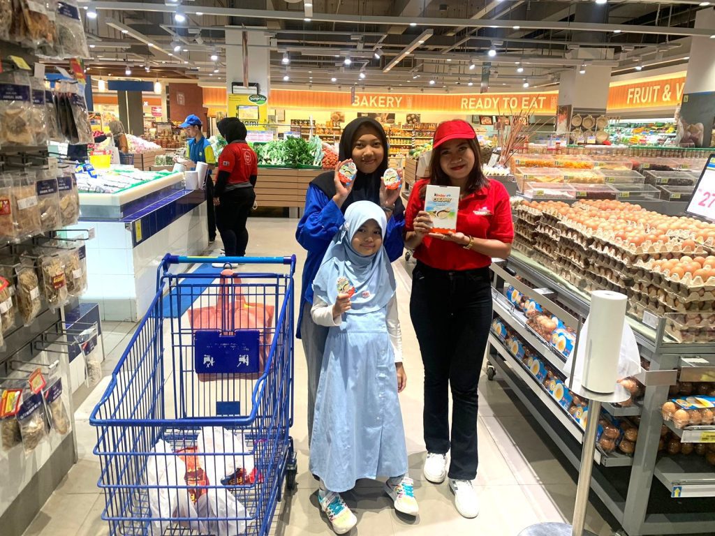 Aktivasi sampling produk Kinder Creamy untuk meningkatkan awareness