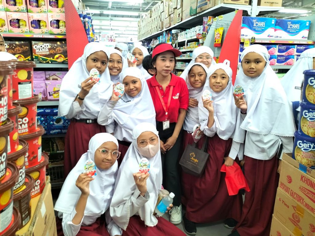 SPG event retail mengedukasi customer tentang Kinder Creamy