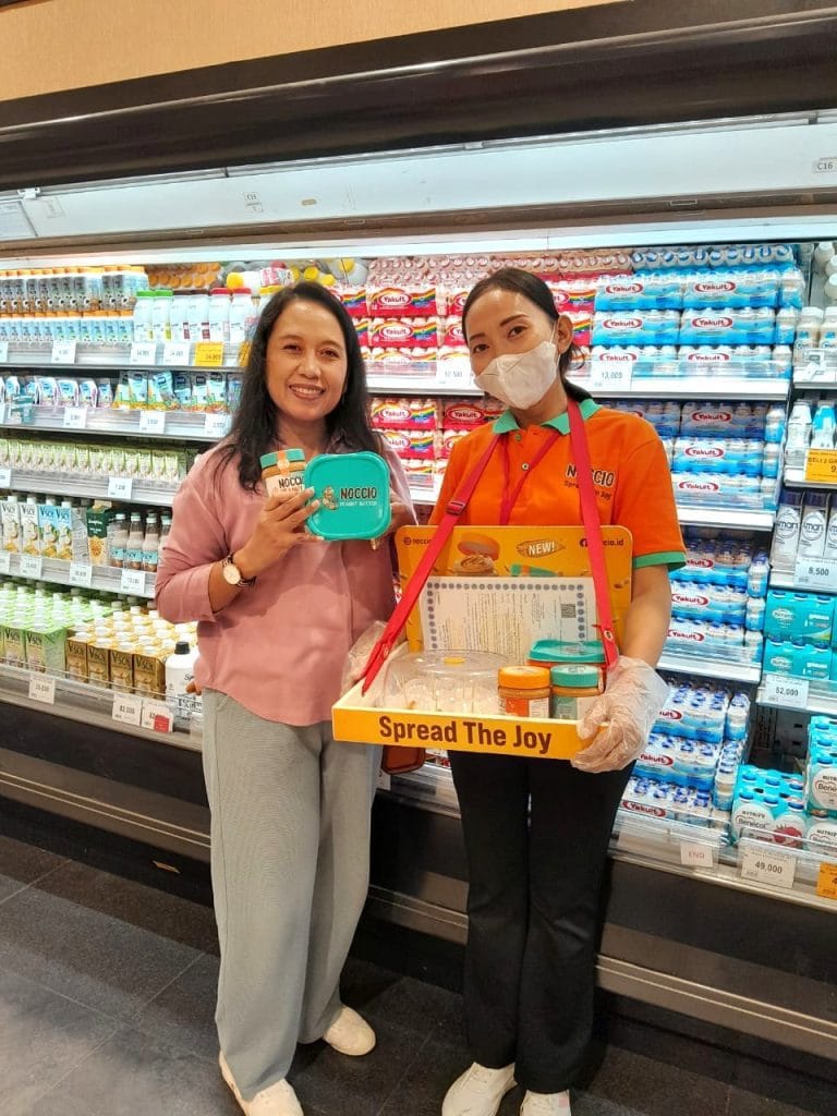 Aktivitas sampling Noccio untuk meningkatkan awareness produk