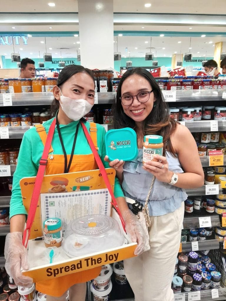 SPG Noccio memberikan edukasi produk kepada pengunjung toko