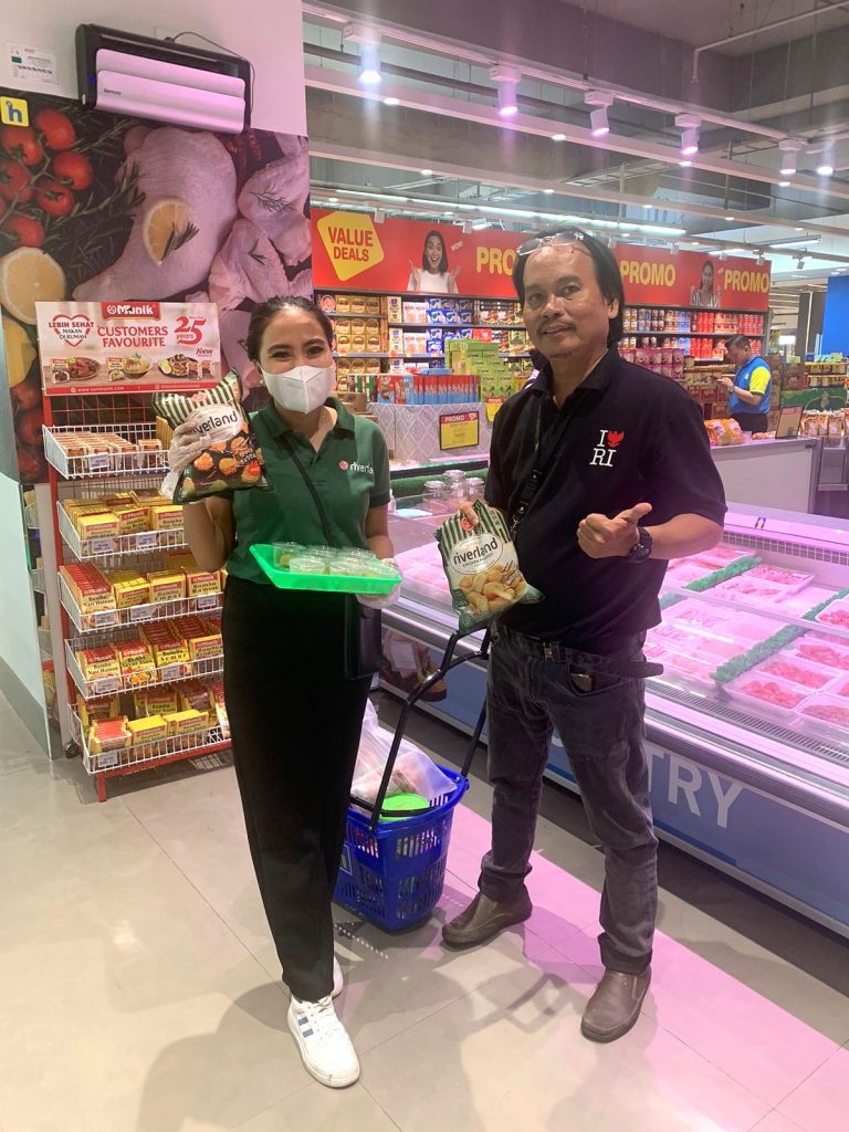 SPG Pradipta melakukan edukasi dan sampling produk Riverland kepada konsumen