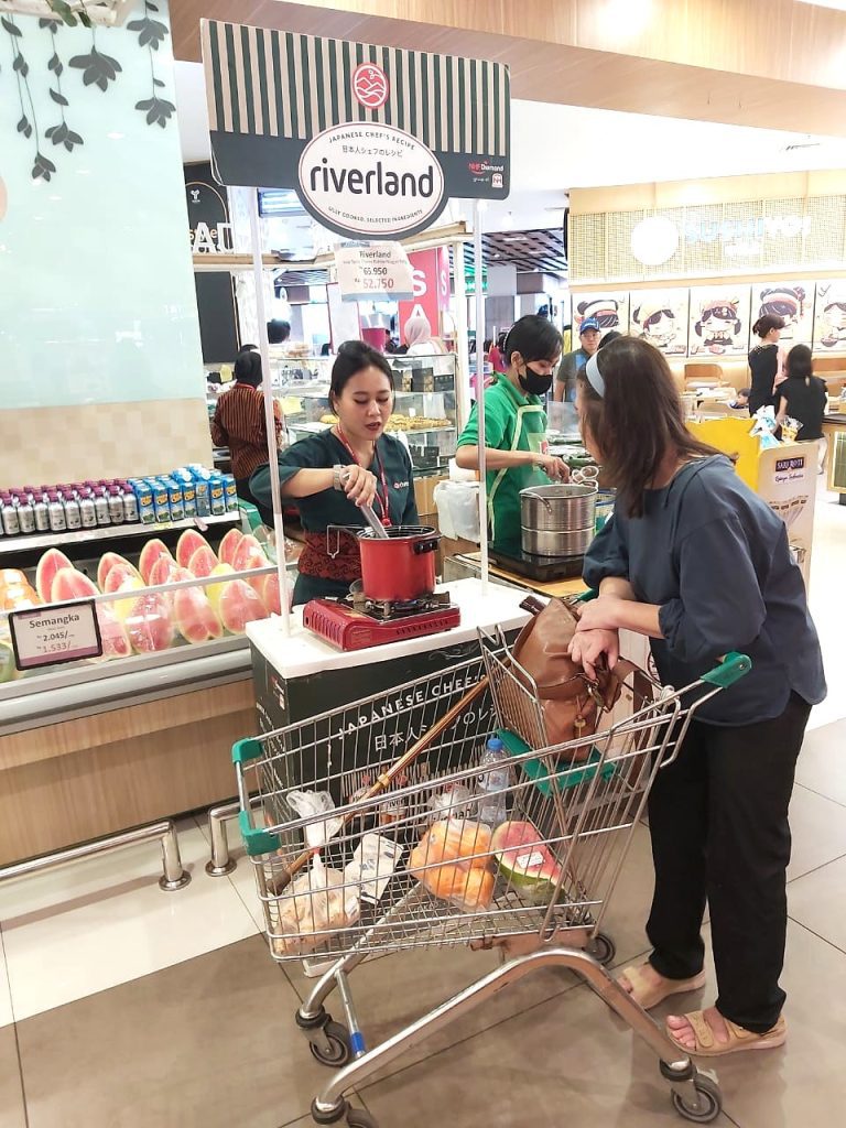 Aktivasi nasional Riverland dengan manpower SPG di kota-kota besar Indonesia