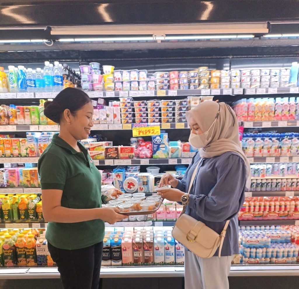 SPG dari brand activation agency Pradipta melakukan aktivasi nasional Riverland di modern trade