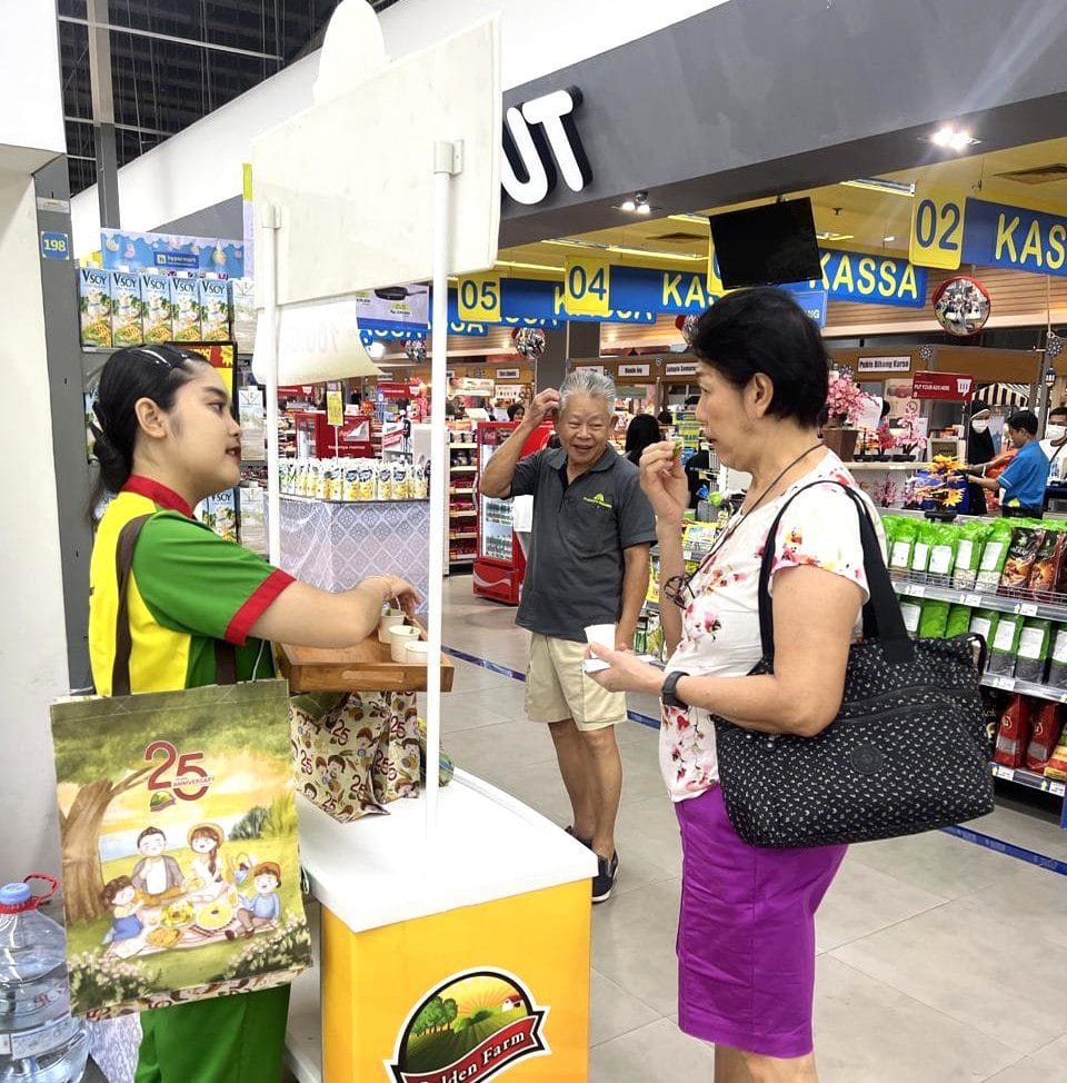 SPG Pradipta melakukan push selling produk Golden Farm di Modern Trade JabodetabekSPG Pradipta melakukan push selling produk Golden Farm di Modern Trade Jabodetabek