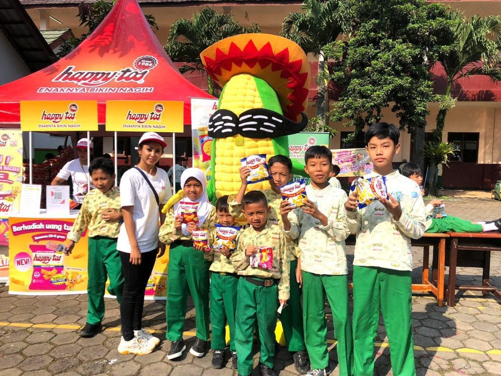 Brand activation Happy Tos Pop di sekolah untuk meningkatkan awareness produk
