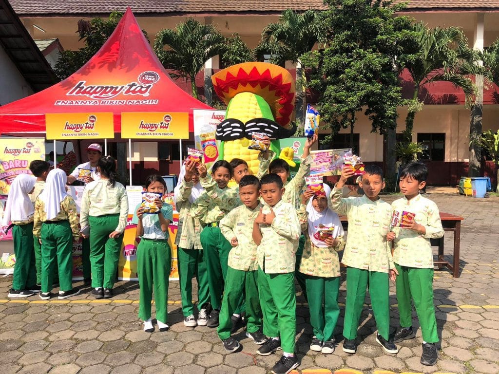 Edukasi produk Happy Tos kepada murid sekolah saat event
