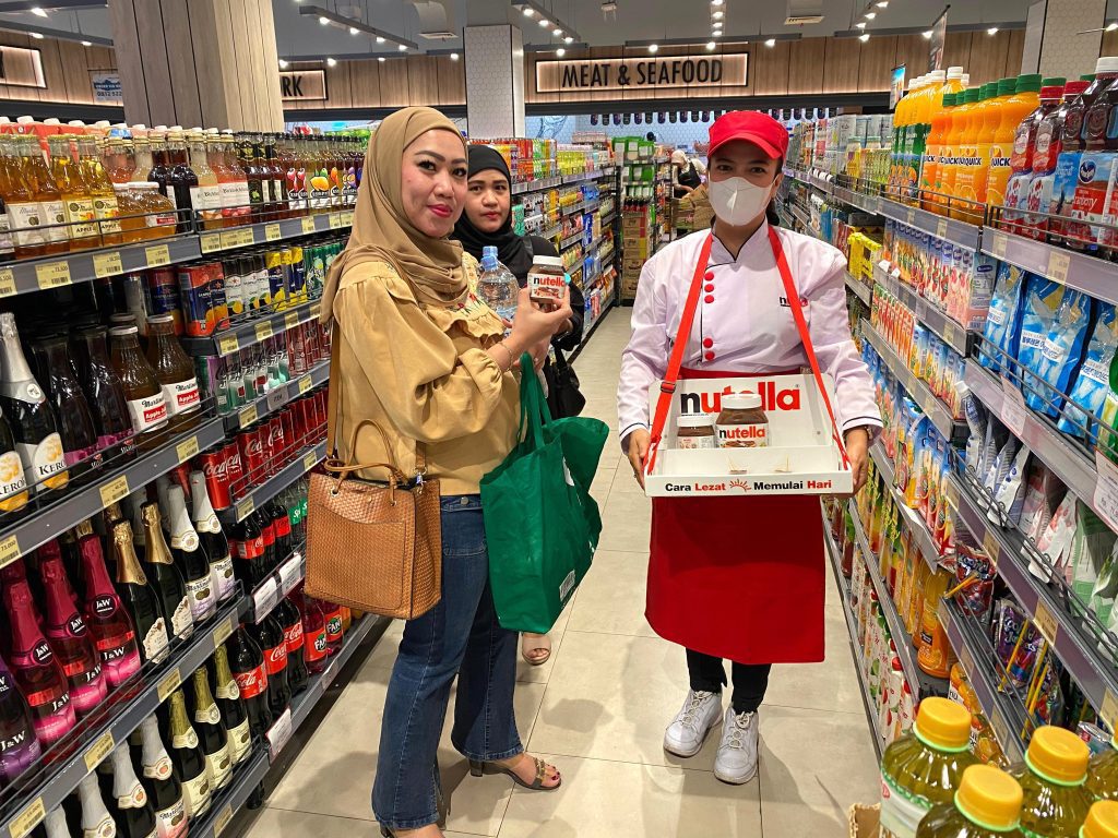 SPG sampling selling Nutella x Sunpride di supermarket Jabodetabek