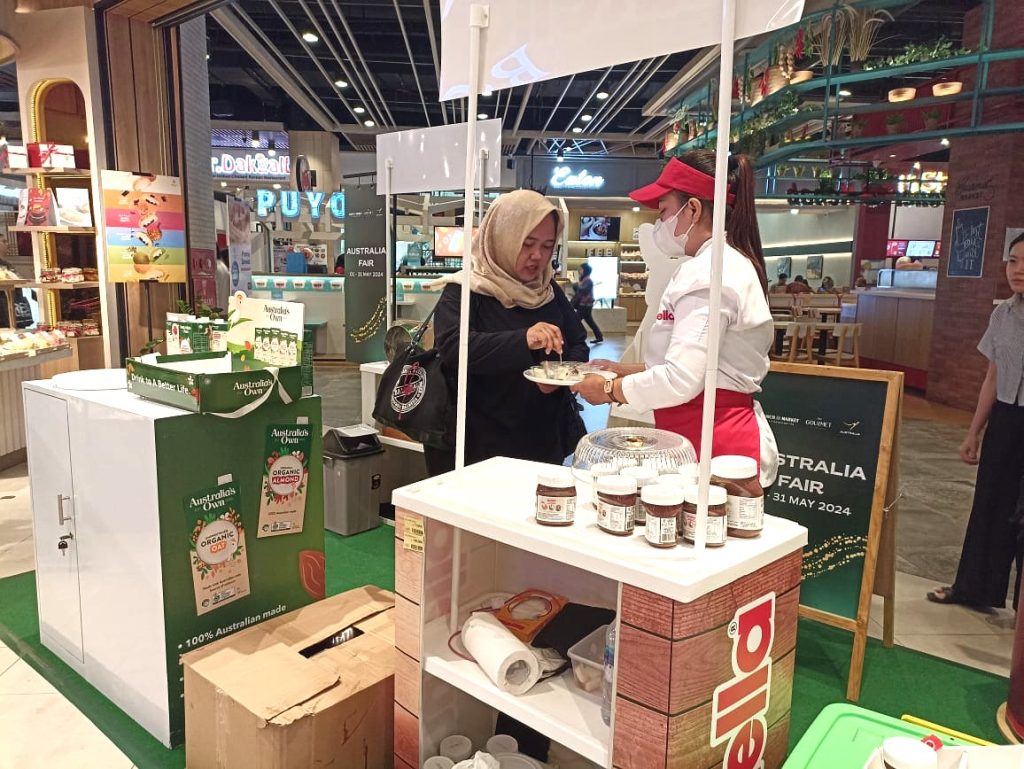 SPG push selling Nutella di area supermarket dengan promo bundling