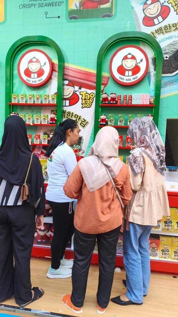 Aktivitas sampling produk Taokaenoi Jakarta Fair 2024 oleh SPG untuk meningkatkan sales