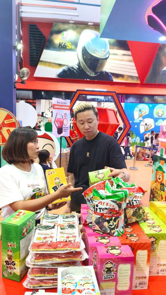 SPG melakukan upselling dalam strategi push selling brand activation Taokaenoi di Jakarta Fair