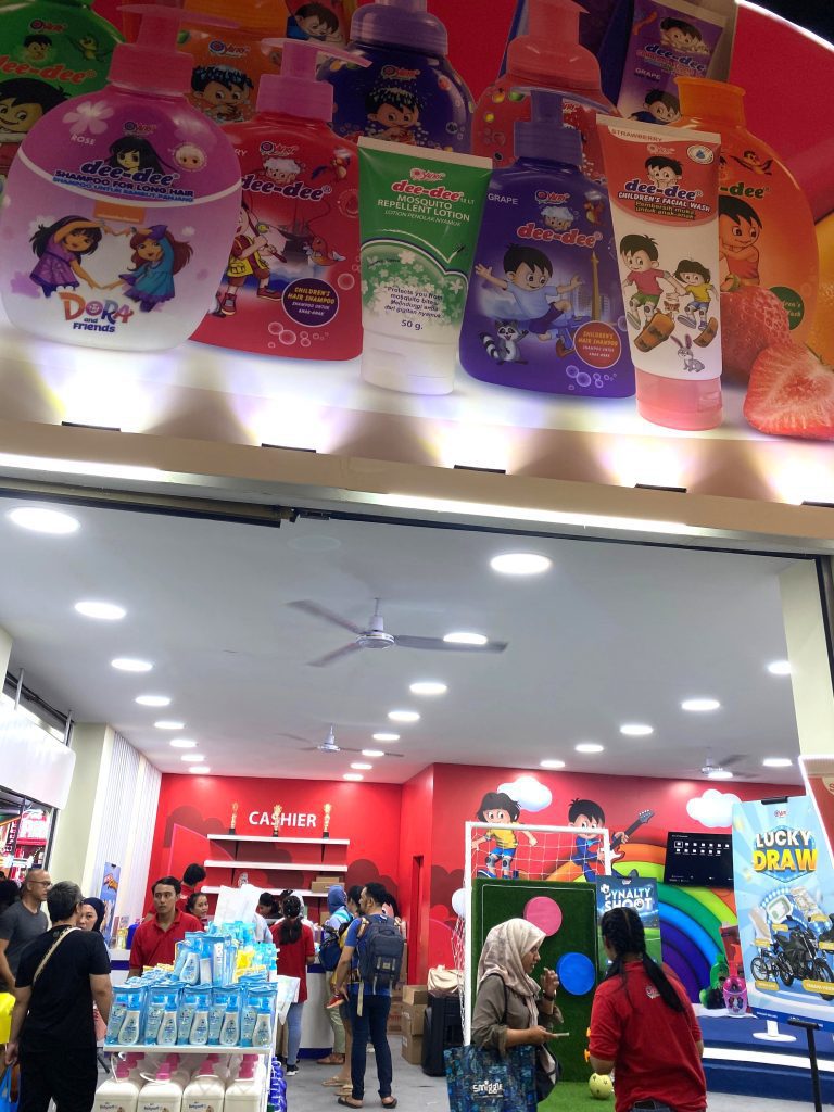SPG event Jakarta Fair menawarkan promo paket produk Yuri kepada customer