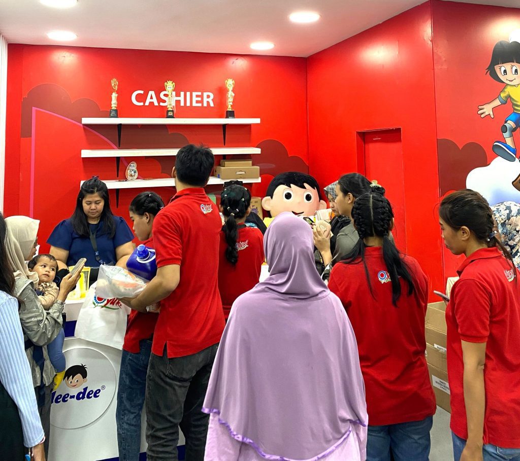 SPG event Jakarta Fair membantu penjualan produk rumah tangga Yuri