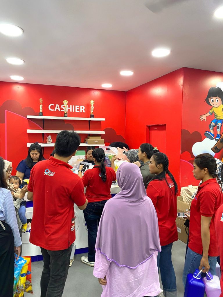 SPG dan SPB Yuri melakukan push selling produk rumah tangga di event Jakarta Fair