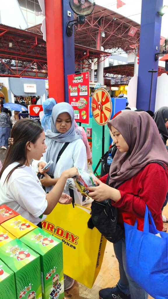 Brand activation Taokaenoi dengan SPG push selling di Jakarta Fair 2024