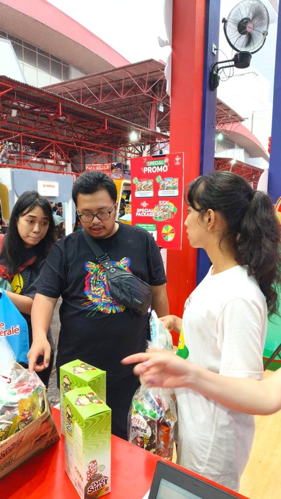 Customer membeli produk bundling melalui SPG dalam brand activation Taokaenoi Jakarta Fair