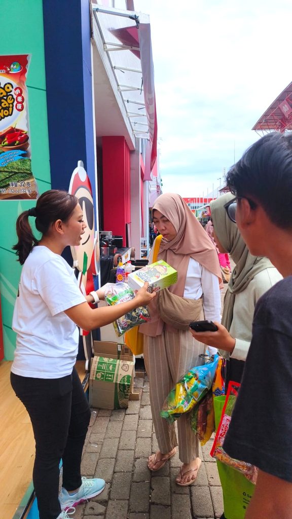 Aktivitas SPG sampling produk dalam brand activation Taokaenoi Jakarta Fair 2024 untuk meningkatkan sales