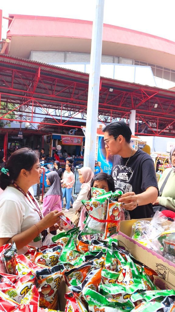 SPG melakukan push selling Taokaenoi dalam brand activation di Jakarta Fair 2024 dengan traffic tinggi