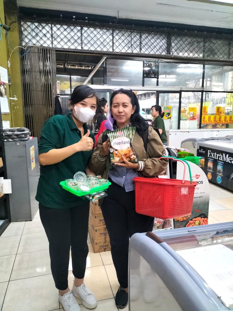 SPG membagikan sampel produk Riverland dan Edo Food kepada konsumen