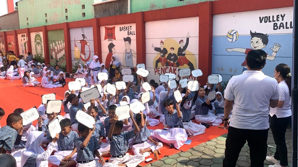 Edukasi snack sehat KIN Yogurt kepada anak sekolah dasar dengan SPG
