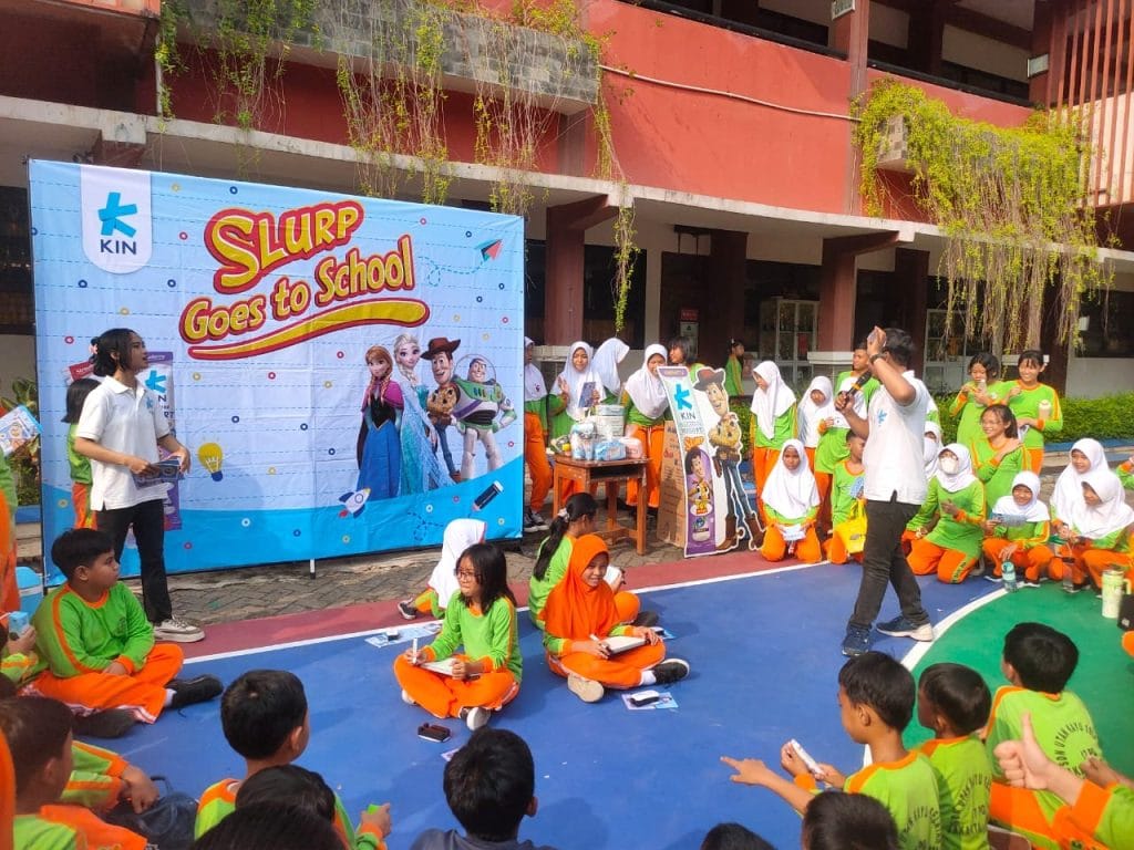 Aktivitas sampling dan selling KIN Yogurt di sekolah oleh SPG