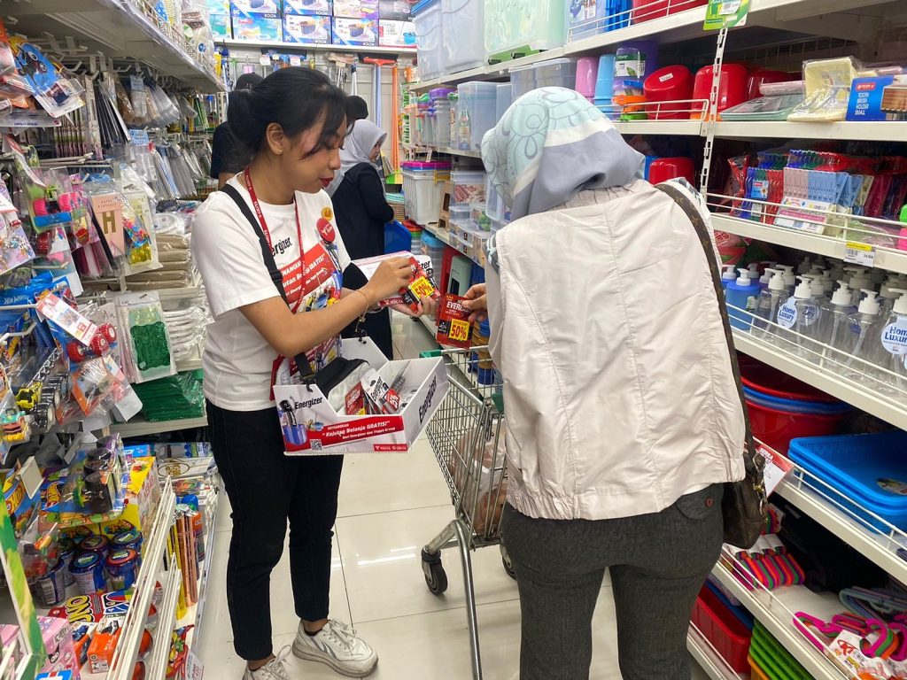 Brand activation agency Pradipta mensupport push selling Energizer di toko modern trade