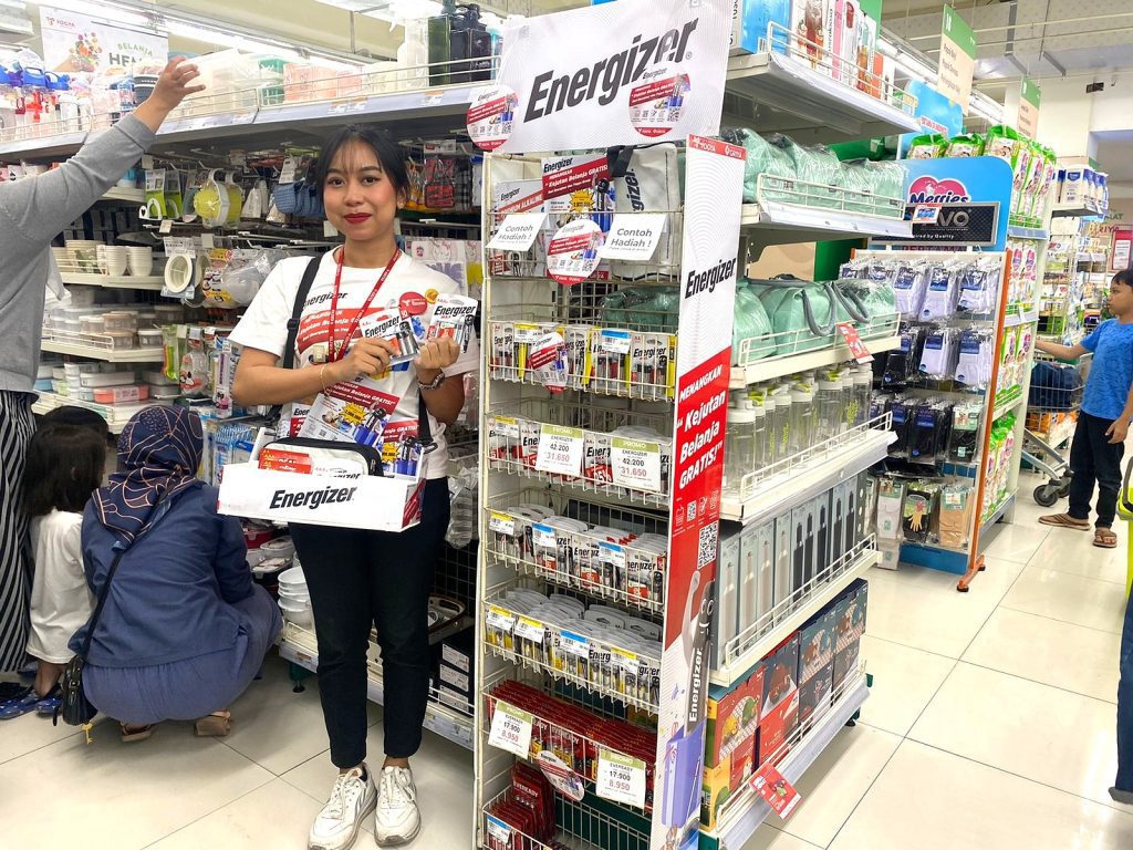 SPG menawarkan baterai Energizer kepada customer di toko modern trade
