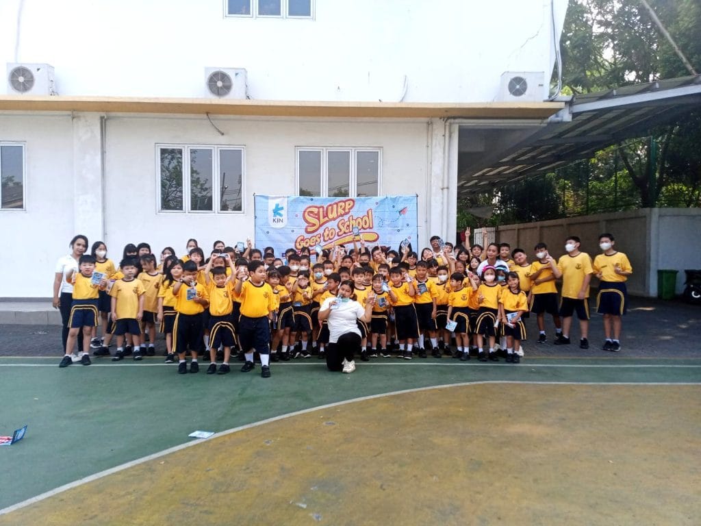 SPG menjalankan brand activation KIN Yogurt di sekolah