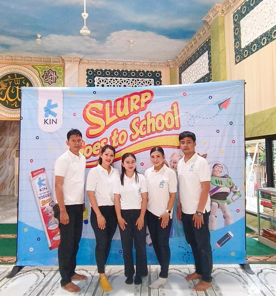 SPG membagikan sampel KIN Yogurt kepada siswa
