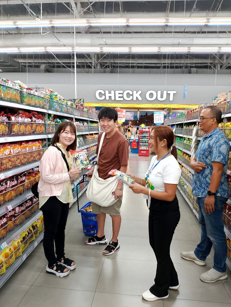 SPG Taokaenoi menawarkan crispy seaweed langsung ke pengunjung toko