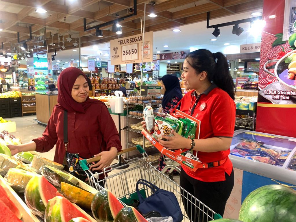 Mobile selling SPG Taokaenoi menggunakan tas asongan di area toko