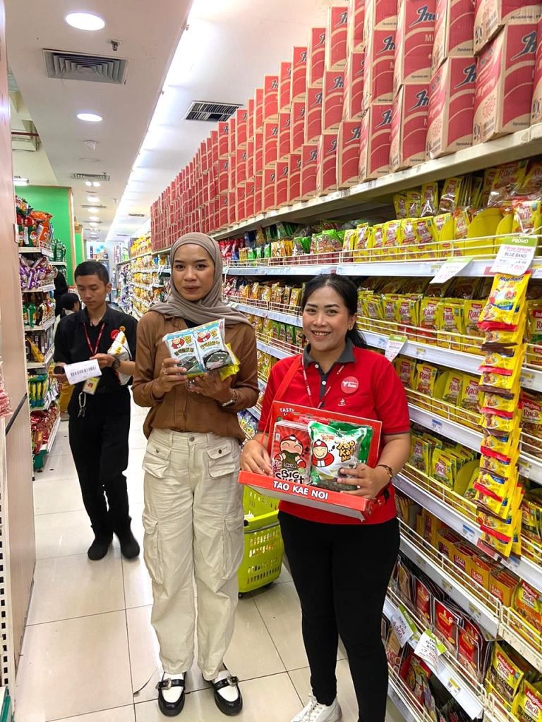 SPG membawa tas asongan produk Taokaenoi untuk meningkatkan awareness produk