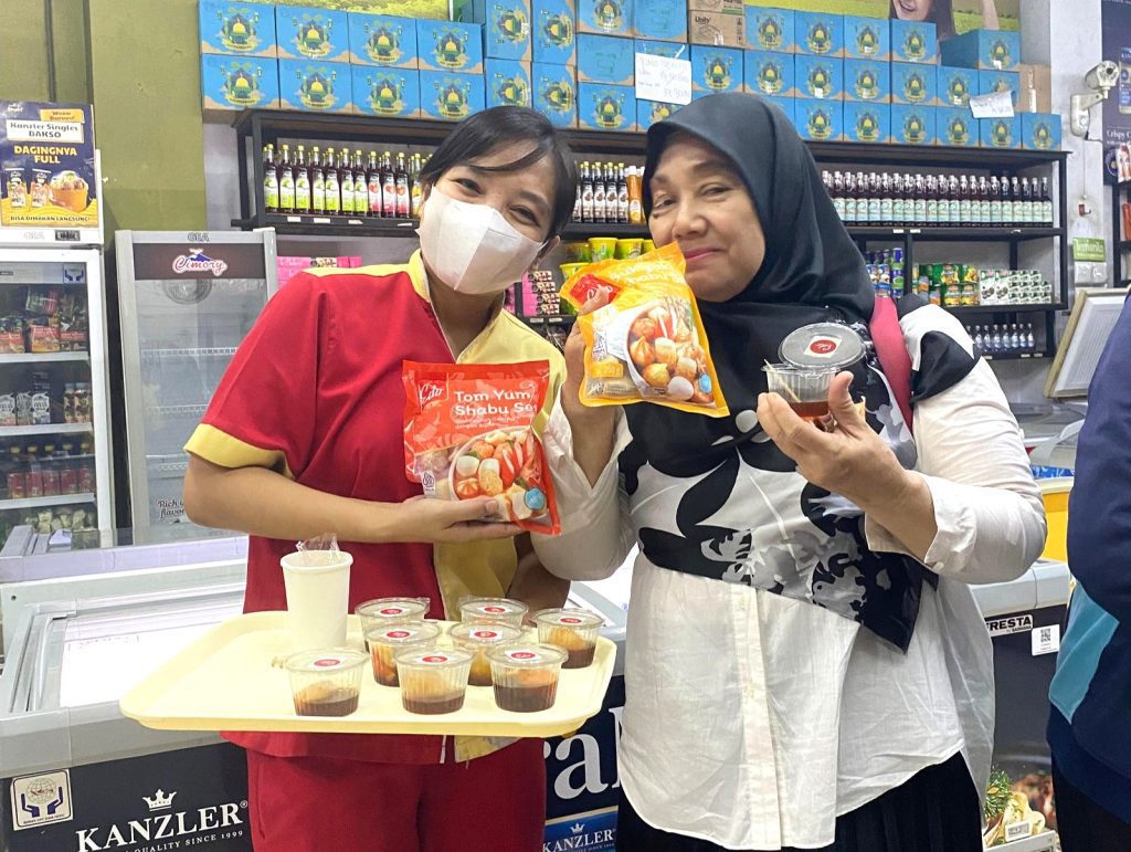 SPG general trade menawarkan produk Golden Farm di pasar tradisional