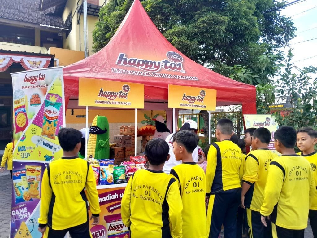 Brand activation Happy Tos Pop dengan aktivitas interaktif di sekolah