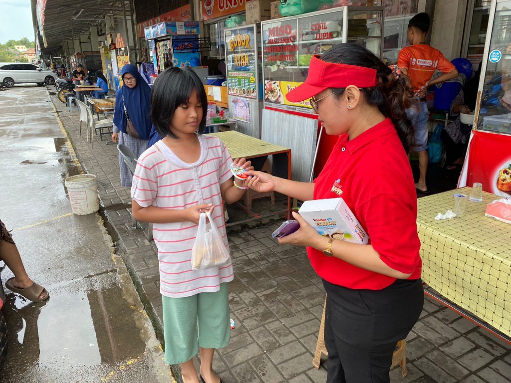 SPG sampling selling produk Ferrero di area pasar ramai