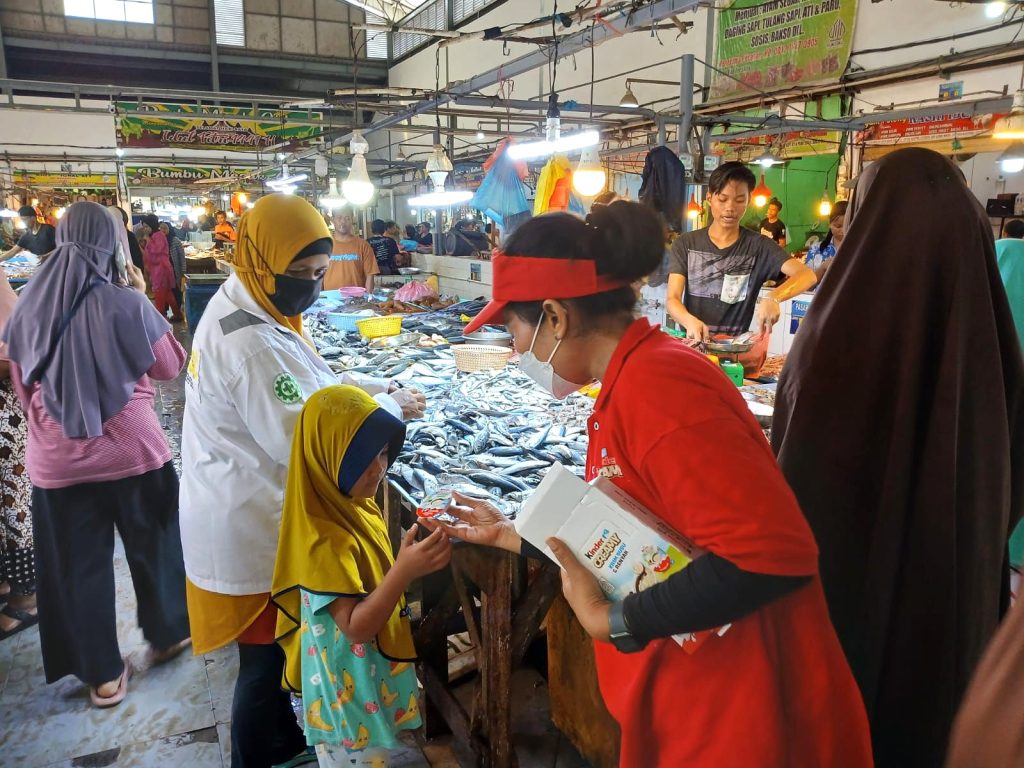 Aktivitas sampling selling Kinder Creamy di pasar tradisional