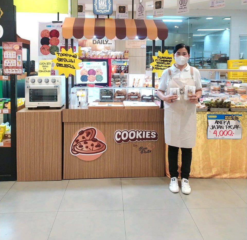 SPG in-store activation Bonpatis memberikan edukasi produk kepada customer