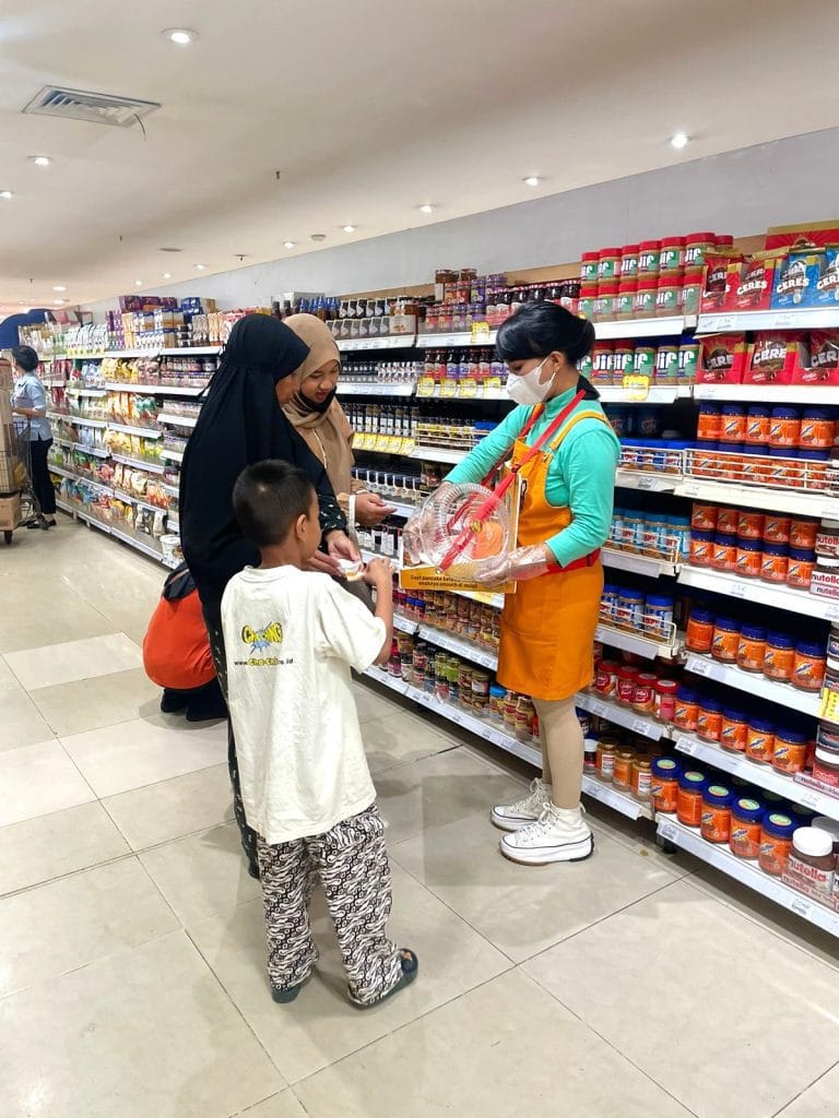 Push selling Noccio oleh SPG di area supermarket