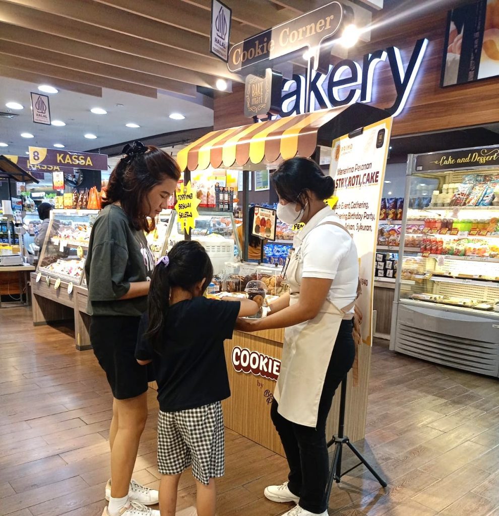 SPG brand activation agency Pradipta melakukan push selling produk Bonpatis
