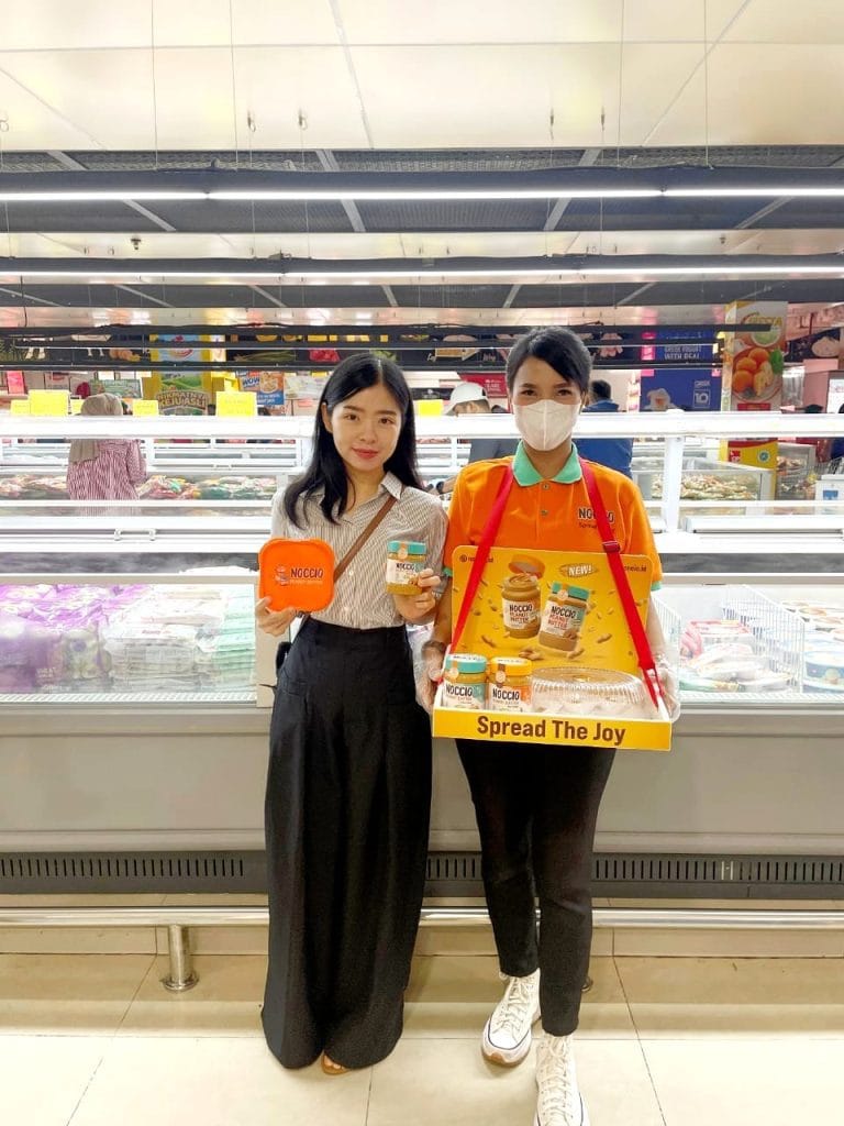 Brand activation Noccio di modern trade dengan SPG melakukan sampling selling